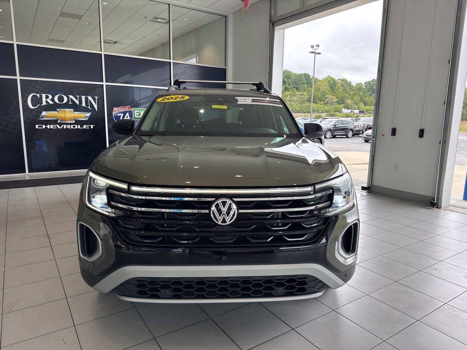 Used 2025 Volkswagen Atlas Peak Edition SE AWD/4WD image 2