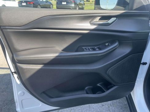 Used 2023 Jeep Grand Cherokee L Laredo image 14