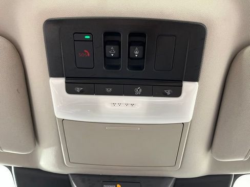 Used 2025 Nissan Pathfinder SV w/ SV Premium Package FWD image 34