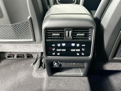 Certified 2025 Porsche Cayenne Coupe image 38