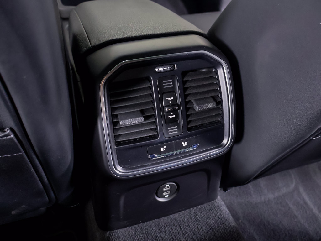 Certified 2023 Porsche Macan S AWD/4WD image 28