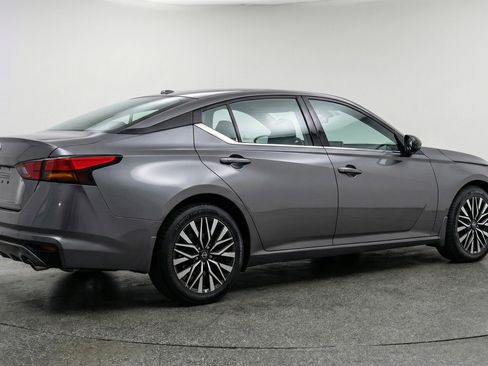 Used 2025 Nissan Altima 2.5 SV FWD image 9