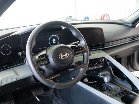 Used 2025 Hyundai Elantra Limited image 10