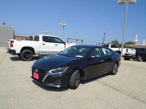 Used 2025 Nissan Altima 2.5 SV FWD image 3