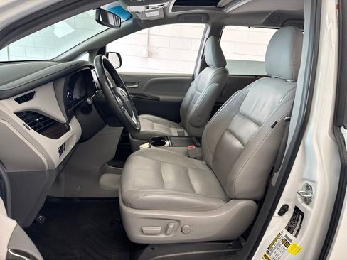 Used 2017 Toyota Sienna XLE w/ XLE Navigation Package FWD image 15