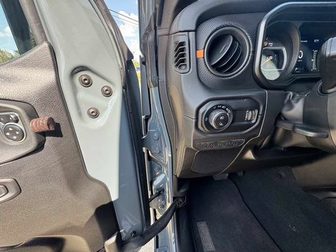 Used 2025 Jeep Gladiator Mojave w/ Convenience Group AWD/4WD image 11