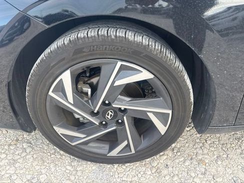 Used 2025 Hyundai Elantra Sport FWD image 11