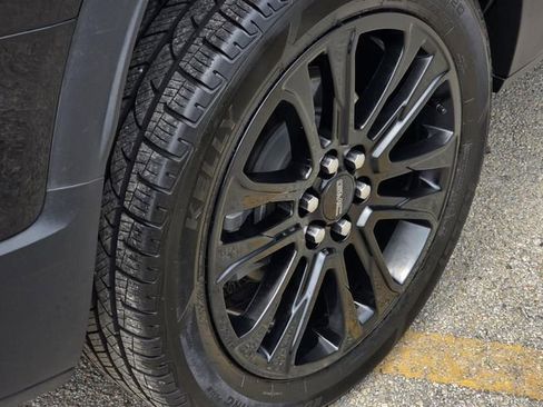 Used 2023 GMC Acadia SLT w/ Elevation Edition FWD image 8