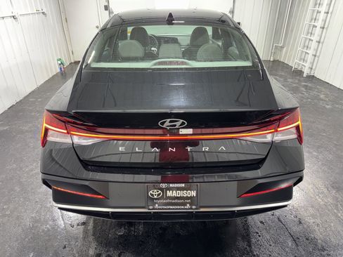 Used 2025 Hyundai Elantra SEL image 32