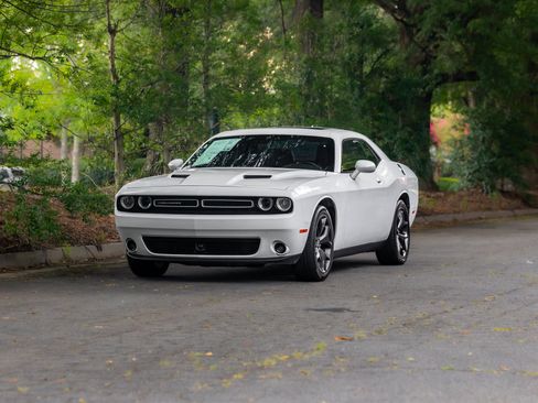 Used 2018 Dodge Challenger SXT Plus RWD image 40