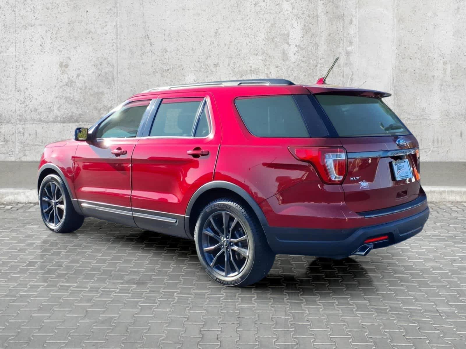 Used 2018 Ford Explorer XLT w/ Equipment Group 202A FWD image 9