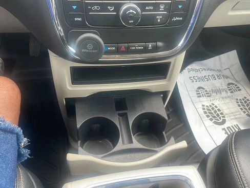 Used 2013 Chrysler Town & Country Touring FWD image 19