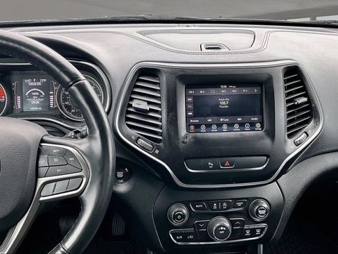 Used 2019 Jeep Cherokee Latitude Plus w/ Cold Weather Group AWD/4WD image 6