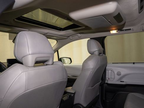 Used 2025 Toyota Sienna XLE image 10