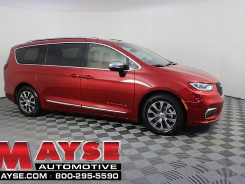 Used 2025 Chrysler Pacifica Pinnacle image 1