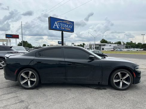 Used 2017 Dodge Charger SE RWD image 5