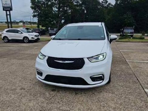 Used 2023 Chrysler Pacifica Touring-L FWD image 3