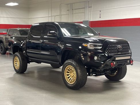 Used 2022 Toyota Tacoma Limited w/ Nightshade Package AWD/4WD image 2