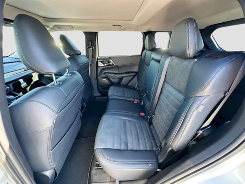New 2025 Mitsubishi Outlander SE image 17