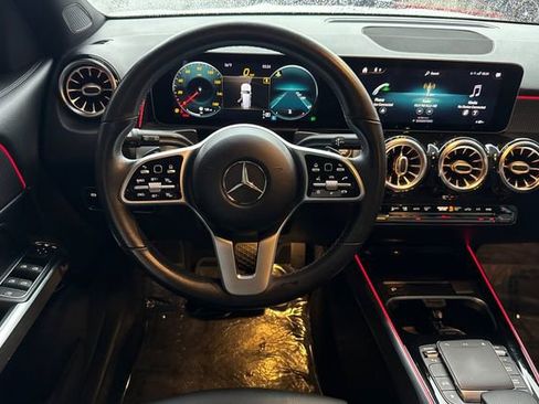 Used 2021 Mercedes-Benz GLB 250 w/ Premium Package image 17