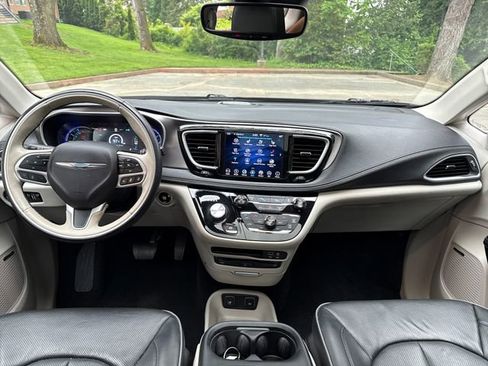 Used 2018 Chrysler Pacifica Limited w/ Advanced Safetytec Group FWD image 13