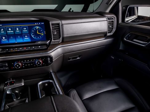 Used 2024 Chevrolet Silverado 1500 LT Trail Boss w/ LT Trail Boss Premium Package AWD/4WD image 7