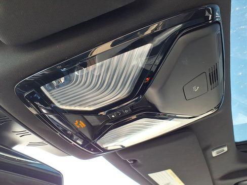 Used 2023 BMW 530e xDrive w/ Convenience Package image 30