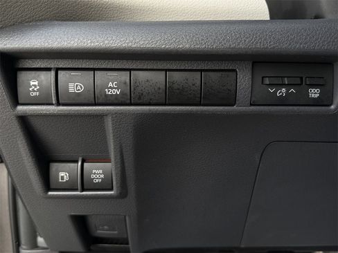 Used 2023 Toyota Sienna XLE image 23