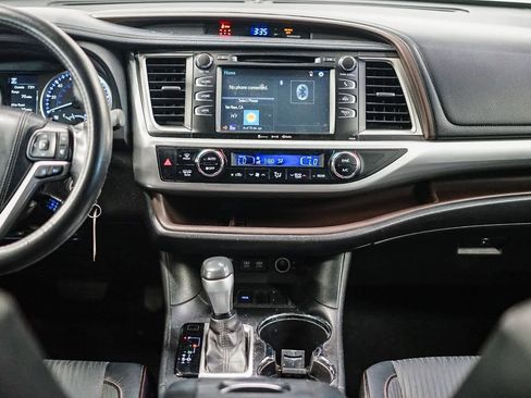 Used 2017 Toyota Highlander Plus w/ Carpet Mat Package image 12