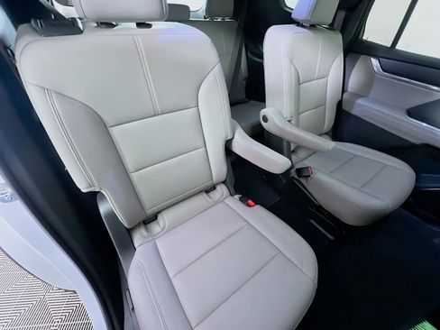 Used 2024 GMC Acadia Elevation image 29