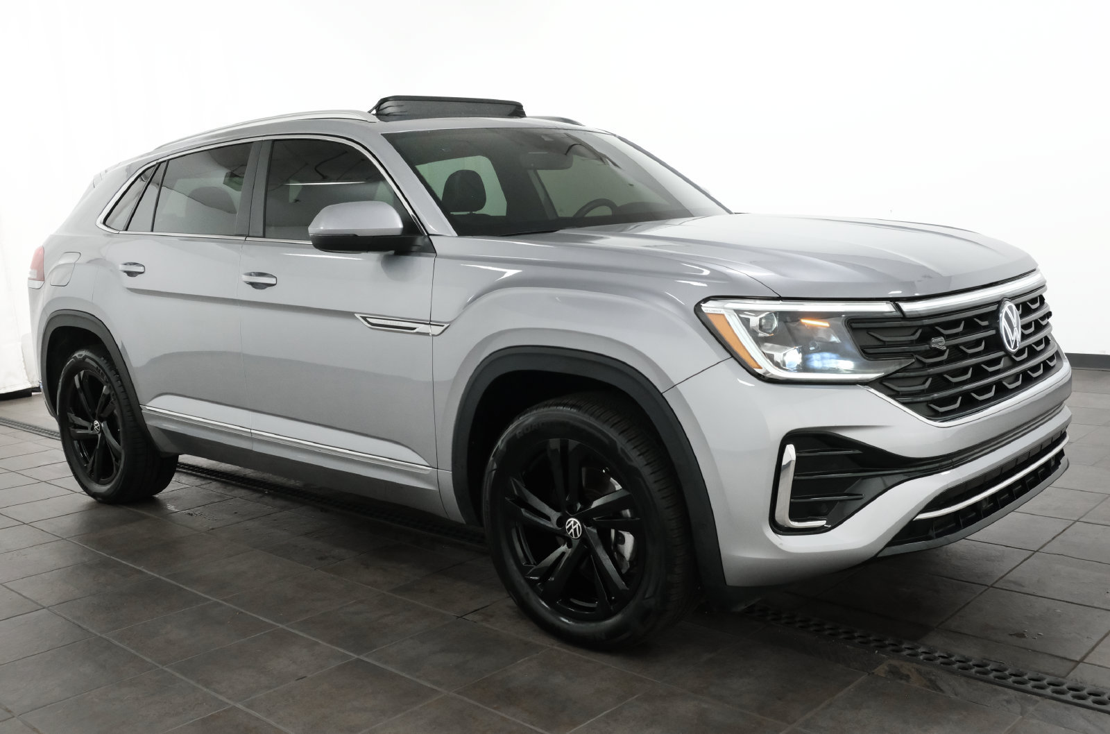 Used 2024 Volkswagen Atlas Cross Sport SEL R-Line AWD/4WD image 7