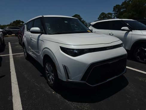 Certified 2024 Kia Soul LX FWD image 2