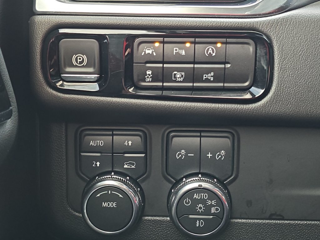 Used 2025 GMC Yukon Denali w/ Sun & Power Step Package AWD/4WD image 29
