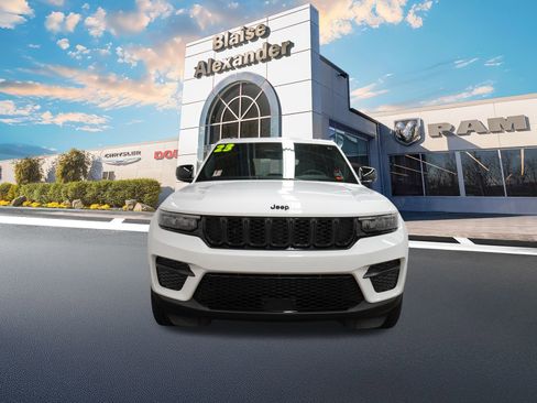 Certified 2023 Jeep Grand Cherokee Altitude image 11