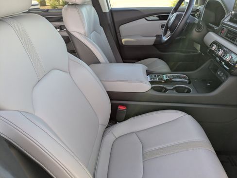 Used 2025 Honda Pilot Touring image 12