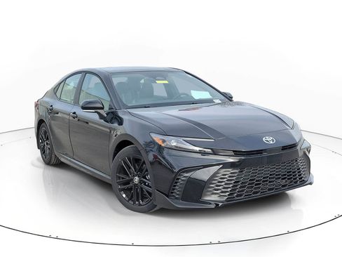 Certified 2025 Toyota Camry SE image 1