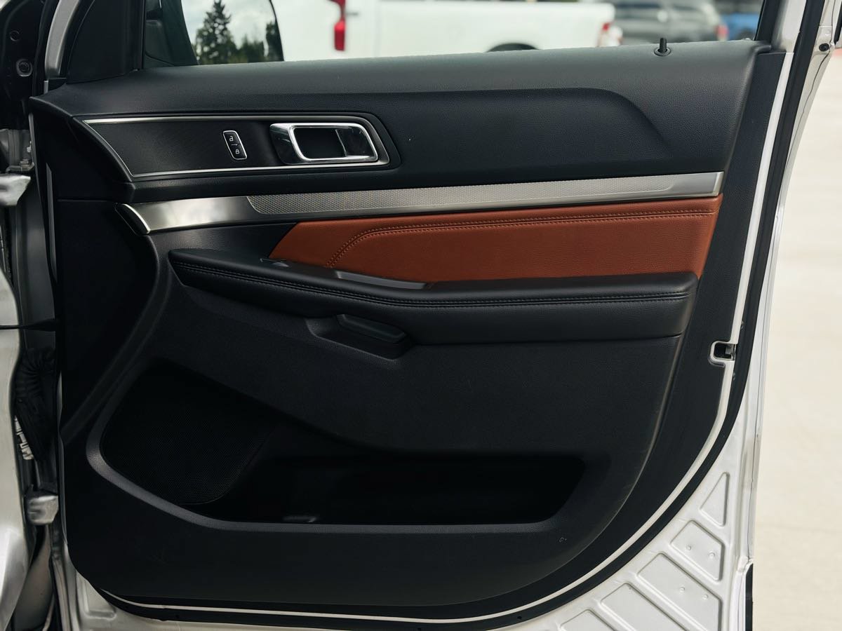 Used 2019 Ford Explorer XLT w/ Equipment Group 202A AWD/4WD image 44