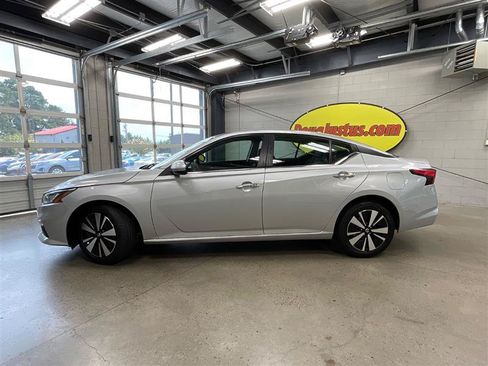 Used 2022 Nissan Altima 2.5 SV AWD/4WD image 2