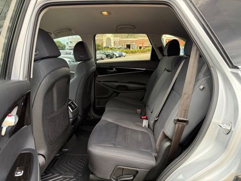 Used 2019 Kia Sorento S image 26