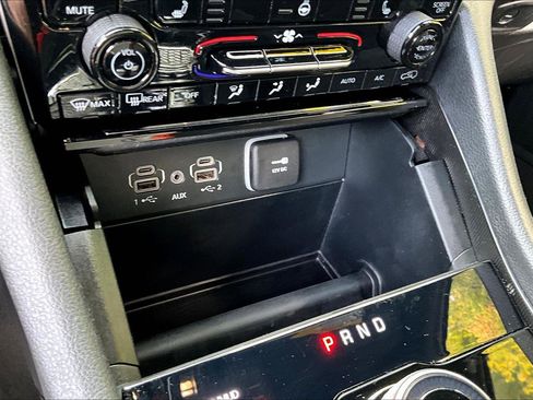 Certified 2024 Jeep Grand Cherokee Limited image 31