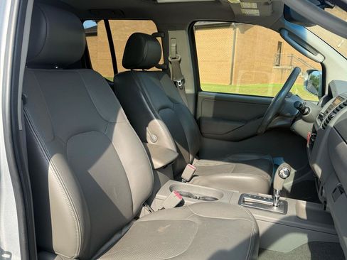 Used 2007 Nissan Frontier LE w/ Leather Pkg AWD/4WD image 9