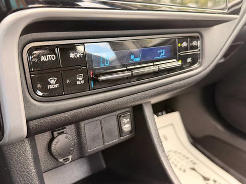 Used 2018 Toyota Corolla LE FWD image 25