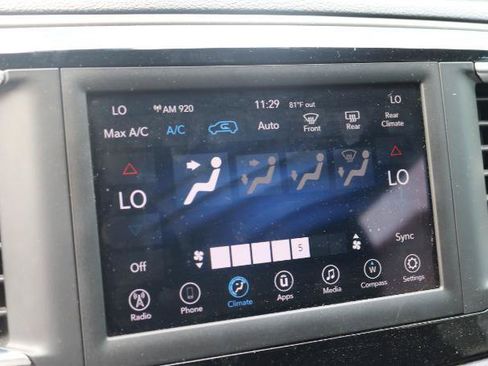 Used 2020 Chrysler Pacifica Touring w/ Tire & Wheel Group FWD image 11