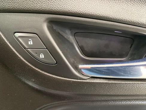 Used 2018 Chevrolet Equinox Premier FWD image 19