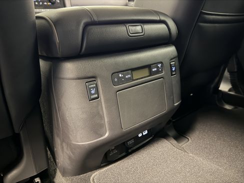 Used 2024 Nissan Armada Platinum w/ Captain's Chairs Package image 27