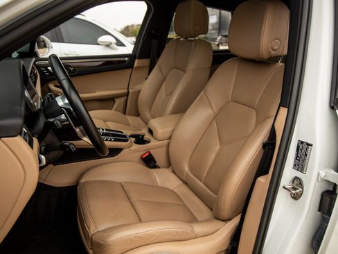 Certified 2021 Porsche Macan image 5