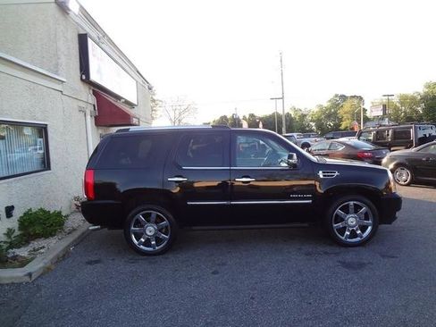 Used 2011 Cadillac Escalade Premium image 4