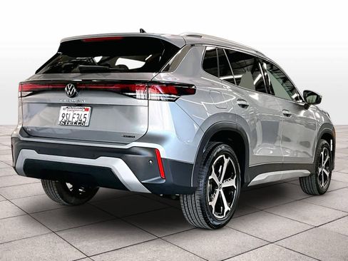 Used 2025 Volkswagen Tiguan SE w/ Panoramic Sunroof Package image 16