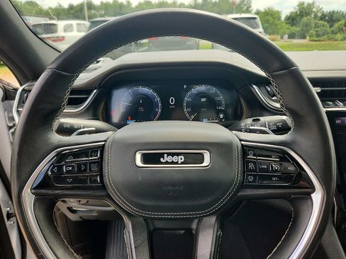 Used 2022 Jeep Grand Cherokee Overland w/ Luxury Tech Group IV AWD/4WD image 19