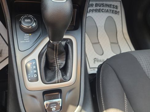 Used 2017 Jeep Cherokee Latitude image 21